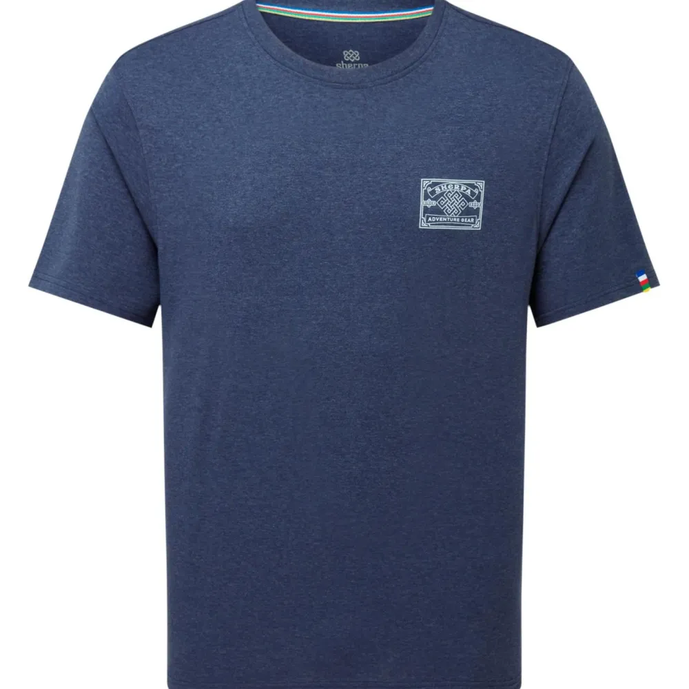 - Jutnu Badge Tee - T-hirt < Sherpa Discount